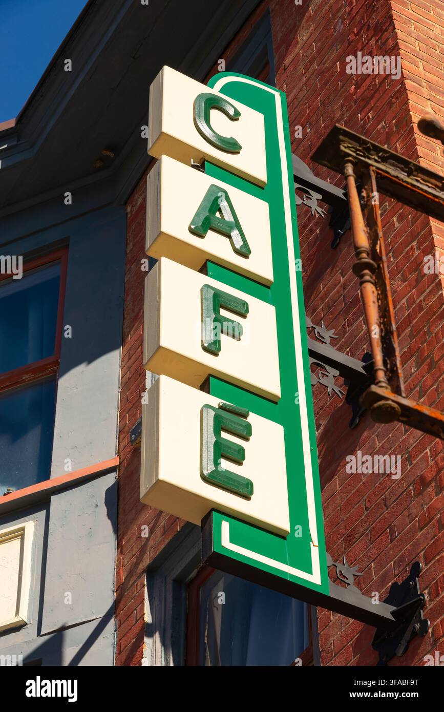 Vintage grünes und weißes Café-Schild in der Innenstadt von Trenton, New Jersey, USA. Stockfoto