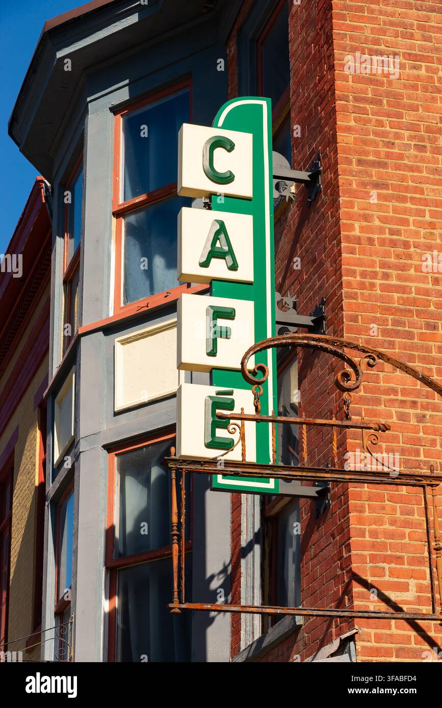 Vintage grünes und weißes Café-Schild in der Innenstadt von Trenton, New Jersey, USA. Stockfoto