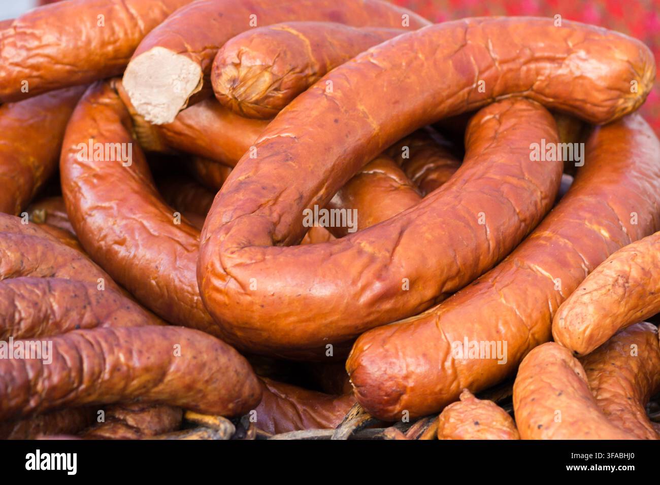Traditionelle polnische geräucherte Wurst, zu einem Haufen angeordnet. Stockfoto