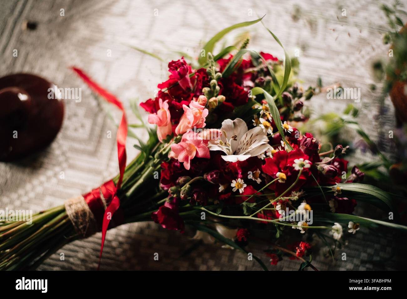 Ein Strauß Wildblumen auf dem Tisch Stockfoto
