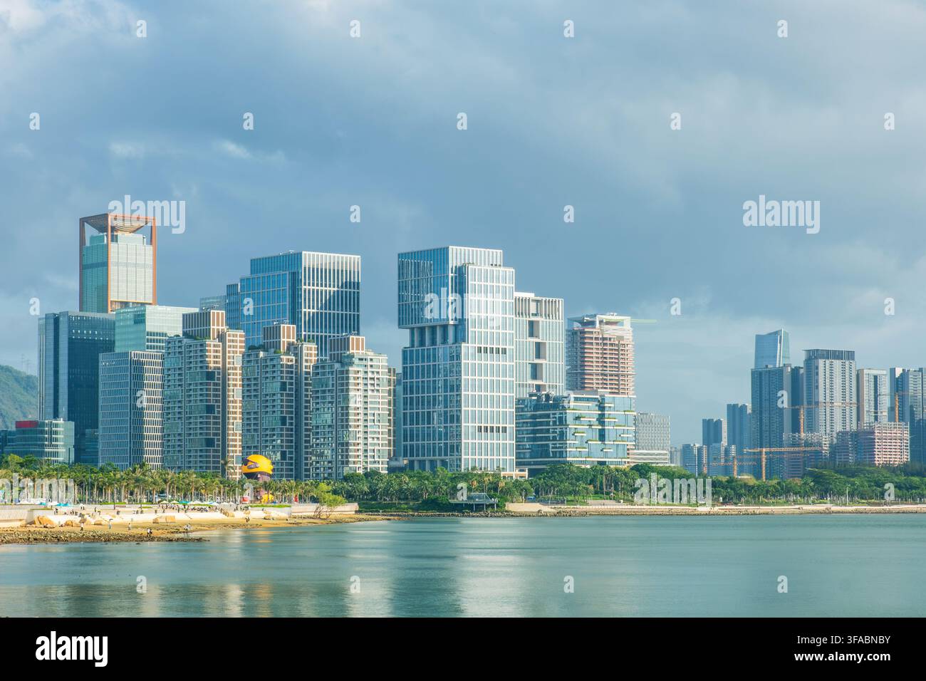 Moderner Uferbezirk mit zeitgenössischen Hochhäusern und grünen öffentlichen Räumen in der Stadt Shenzhen, China. Urbane Landschaft, Geschäftsentwicklung Stockfoto