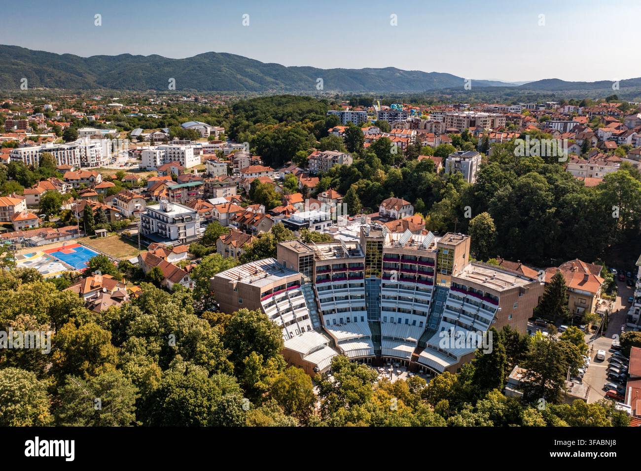 Luftbild-Drohnenpanorama von Vrnjačka Banja, Serbien, fotografiert am 15. August 2026, mit dem Hotel Merkur im Mittelpunkt des Bildes. Th Stockfoto