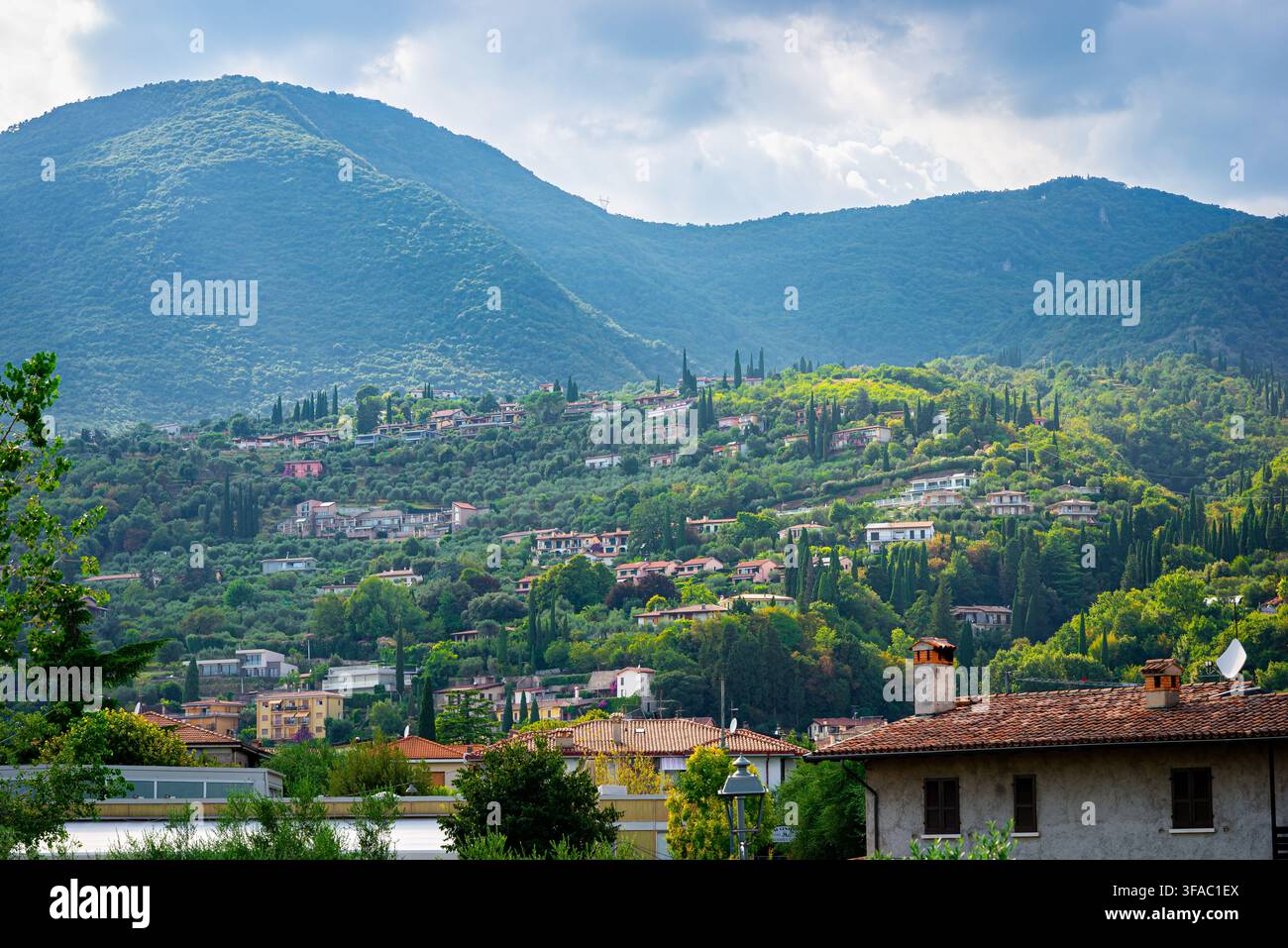 Sonniges Hügeldorf, eingebettet in grünen Bergen nahe Toscolano Maderno am Gardasee, Italien Stockfoto