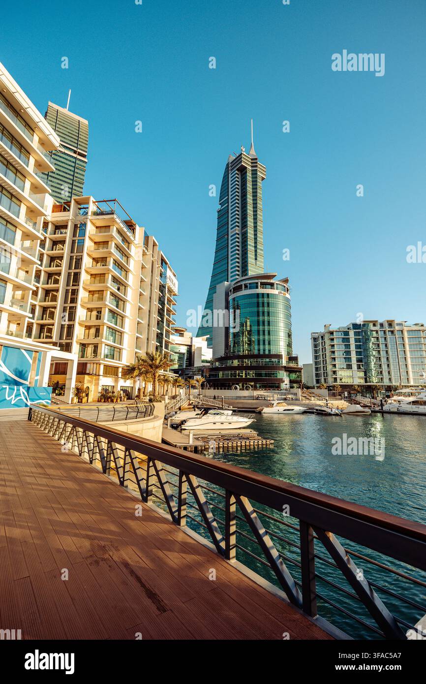 Manama, Capital Governorate, Bahrain – 13. Juni 2026: Blick auf die moderne Skyline und die Uferpromenade des Bahrain Financial Harbour mit Luxus-Yachten, die festgemacht sind Stockfoto