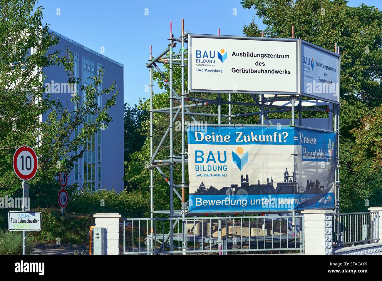 Schild des Ausbildungszentrums von Bau Bildung Sachsen-Anhalt zeigt Gerüststrukturen und Werbebanner als vorübergehende Symbole des Strukturwandels in Stockfoto