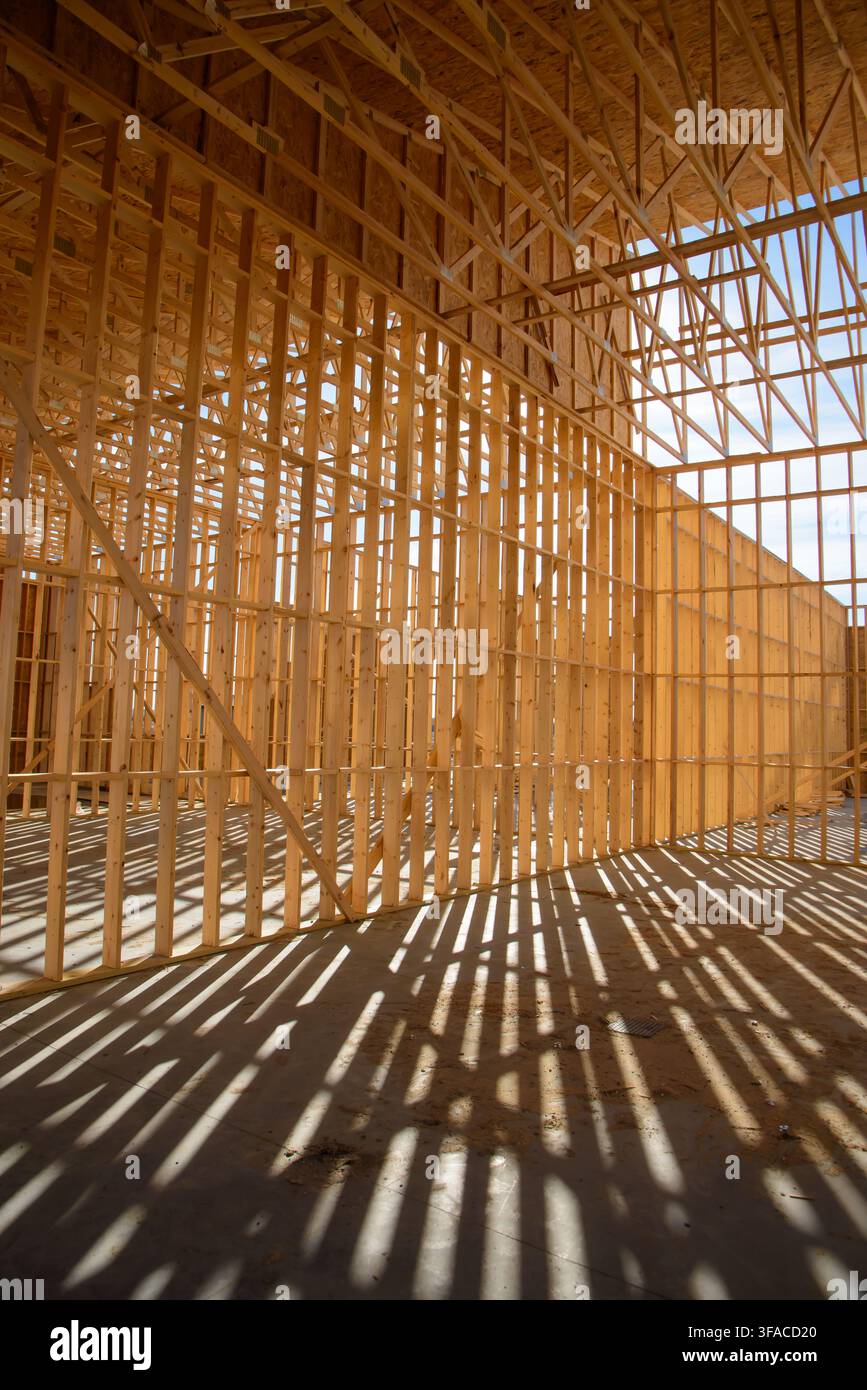 Holzrahmen eines Gewerbegebäudes im Bau. Stockfoto