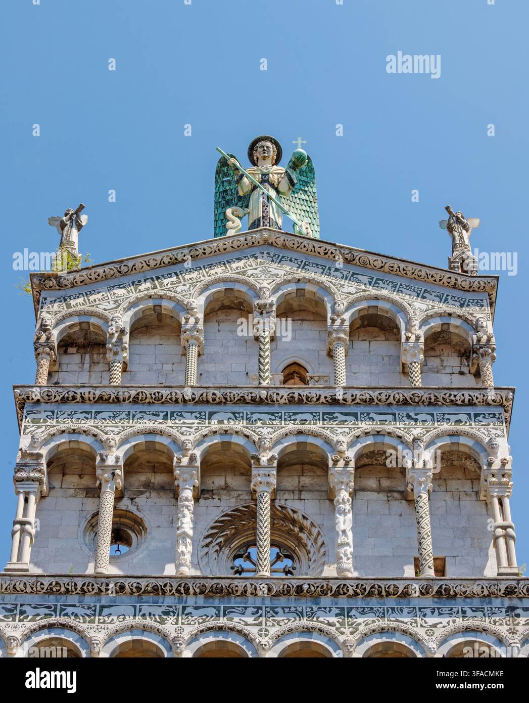 Lucca – Der obere Teil der mittelalterlichen Fassade der Kirche Chiesa di San Michele in Foro Stockfoto