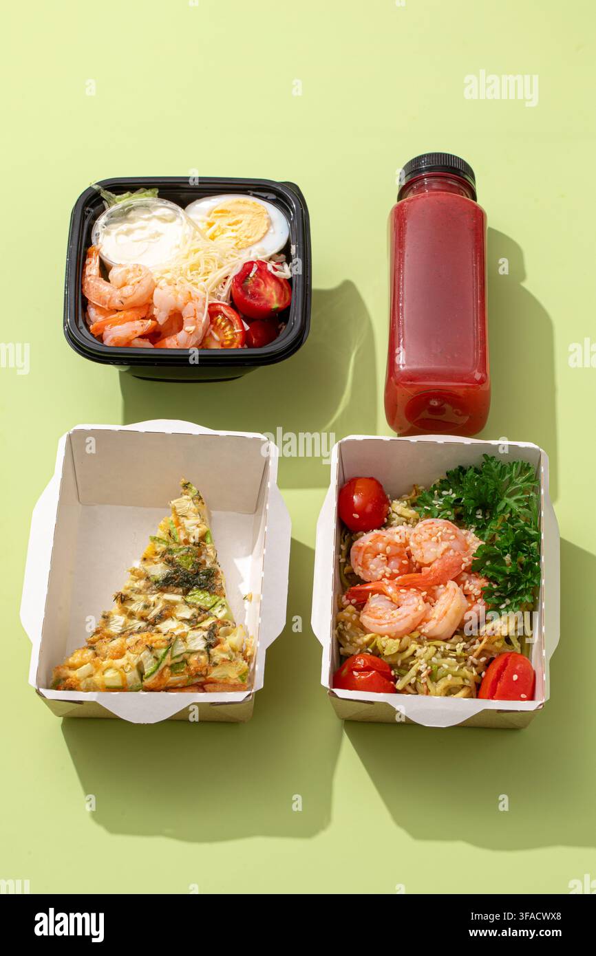 Gesunde Mahlzeitboxen mit Garnudeln und Quiche Stockfoto