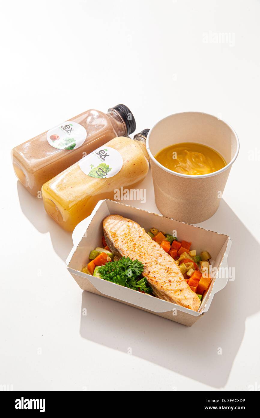 Gebackenes Lachsfilet mit Suppe und Smoothies Stockfoto