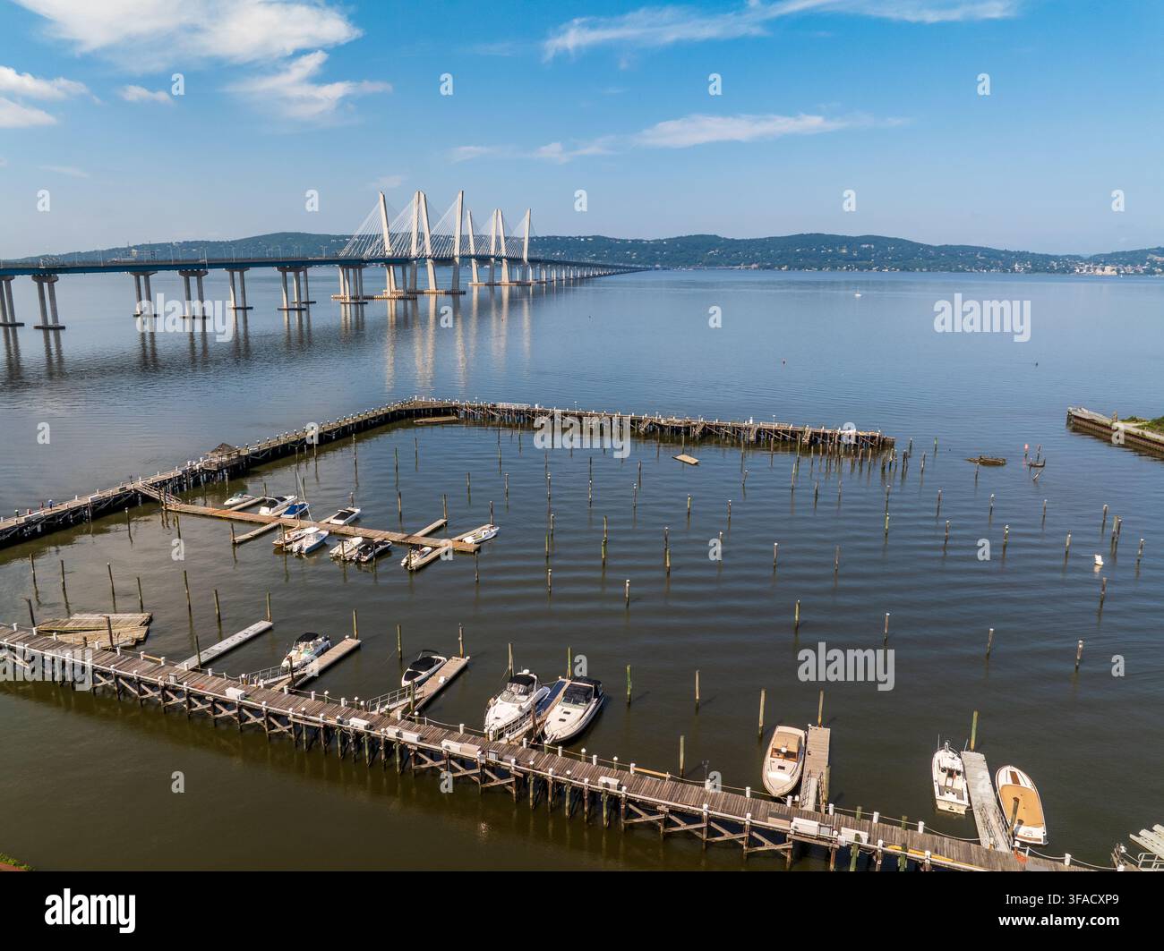Luftaufnahme der Governor Mario M. Cuomo Bridge, die den Hudson überquert, mit einem Yachthafen mit Holzstegen und festgemachten Booten in Tarrytown, New Yo Stockfoto