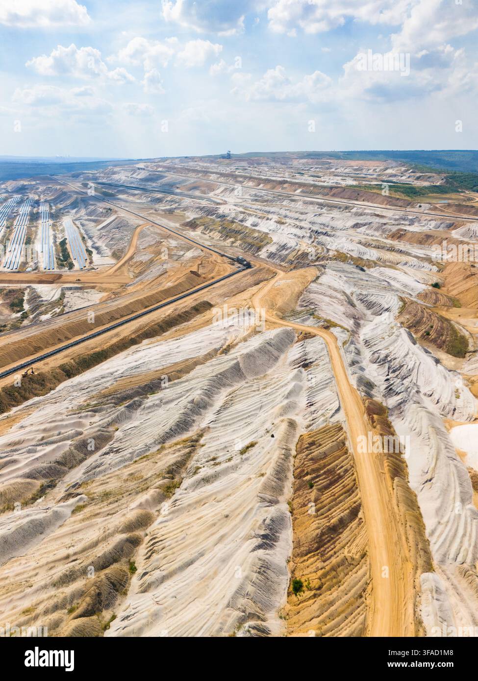 Luftbild der Hambacher Tagebau mit Braunkohleabbau und Photovoltaik-Solarpanelen für erneuerbare Energien in Elsdorf, Nordrhein-Westfalen Stockfoto