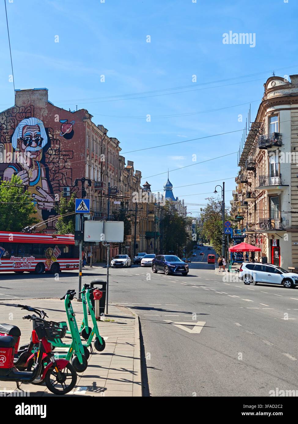 Straßenszene in der Nähe des Bahnhofs Vilnius in Vilnius, Litauen, mit historischer Architektur und urbanem Wandgemälde - Smartphone-aufgenommenes Stockfoto