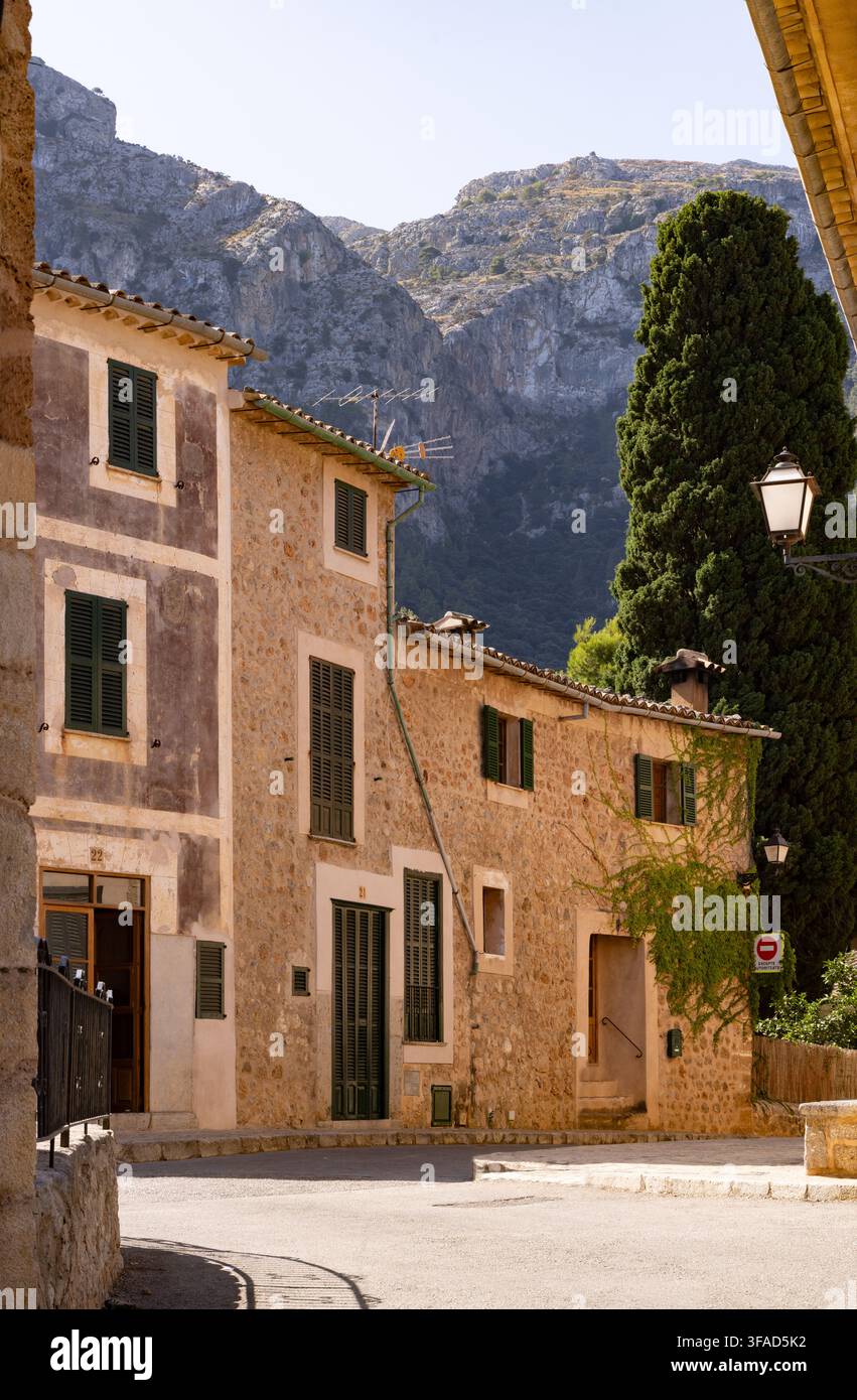 Deia Mallorca Spanien. Straßenszene im Dorf Deia, im UNESCO-Weltkulturerbe Serra de Tramuntana, Deia, Mallorca Spanien Europa Stockfoto
