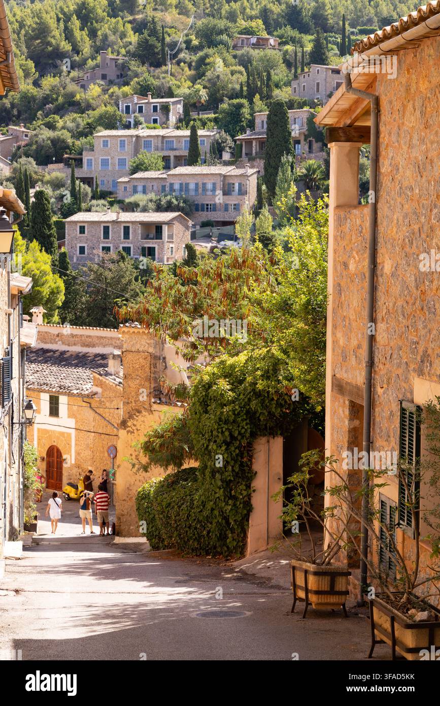 Deia Mallorca Spanien. Menschen in einer Straßenszene im Dorf Deia, im UNESCO-Weltkulturerbe Serra de Tramuntana, Deia, Mallorca Spanien Europa Stockfoto