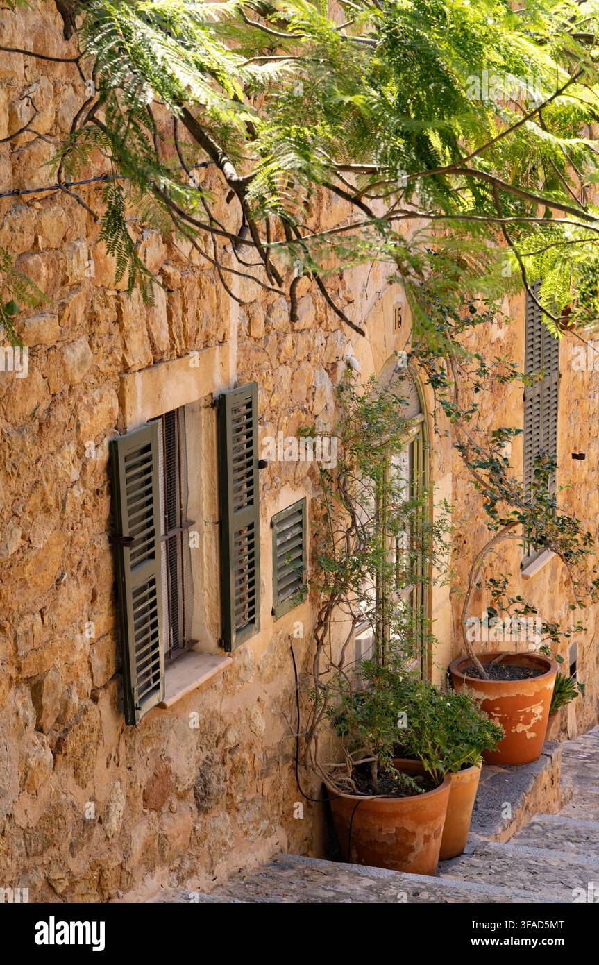 Deia Mallorca Spanien. Straßenszene im Dorf Deia, im UNESCO-Weltkulturerbe Serra de Tramuntana, Deia, Mallorca Spanien Europa Stockfoto