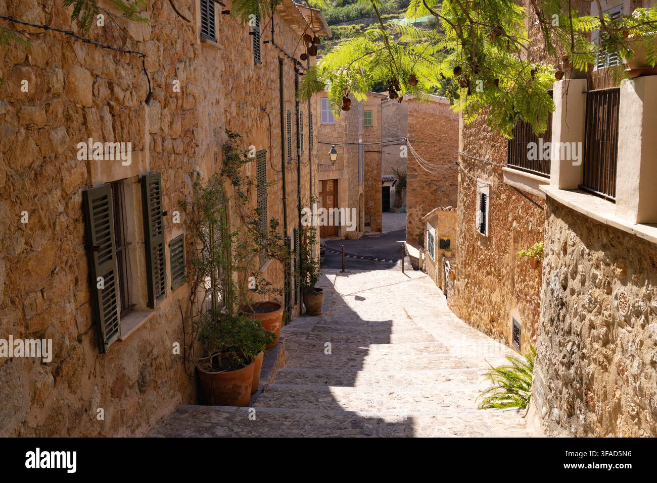 Deia Mallorca Spanien. Straßenszene im Dorf Deia, im UNESCO-Weltkulturerbe Serra de Tramuntana, Deia, Mallorca Spanien Europa Stockfoto