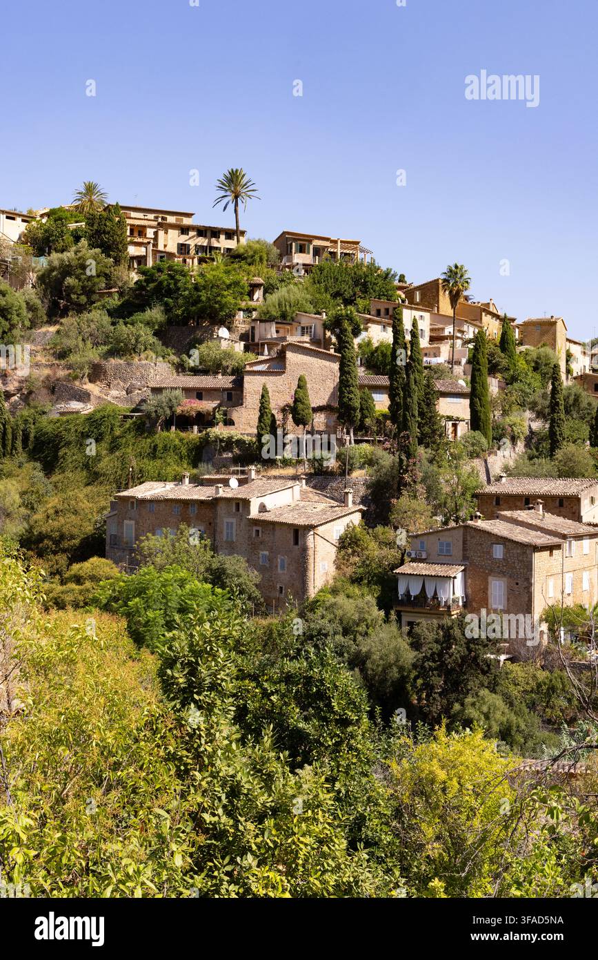 Das Hügeldorfbild von Deia, Mallorca Spanien, im UNESCO-Weltkulturerbestätte Serra de Tramuntana im Sommersonnenschein, Spanienlandschaft, Spanien Europa Stockfoto