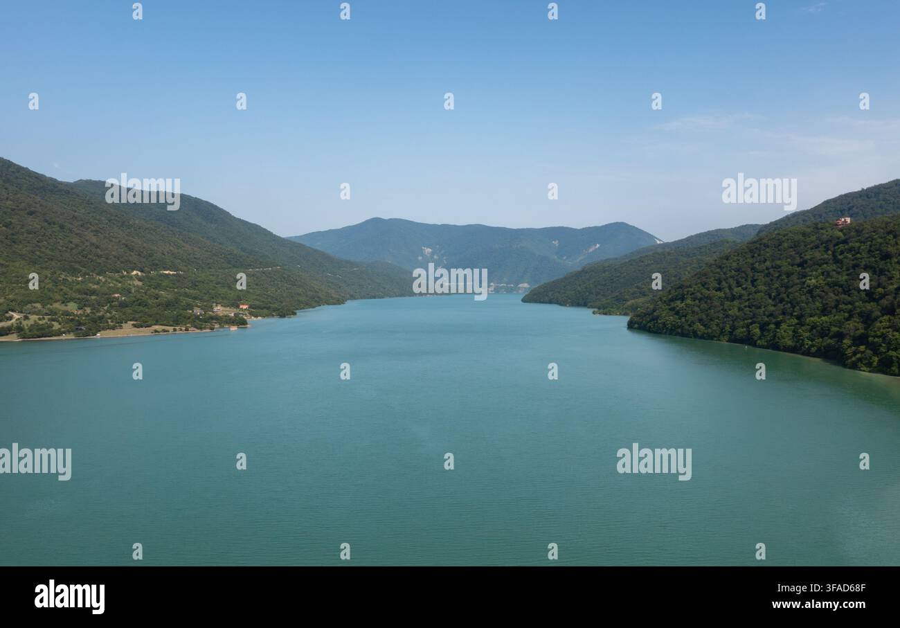 Panoramablick auf das Zhinvali-Reservoir, umgeben von grünen Kaukasus-Bergen in Georgien. Stockfoto