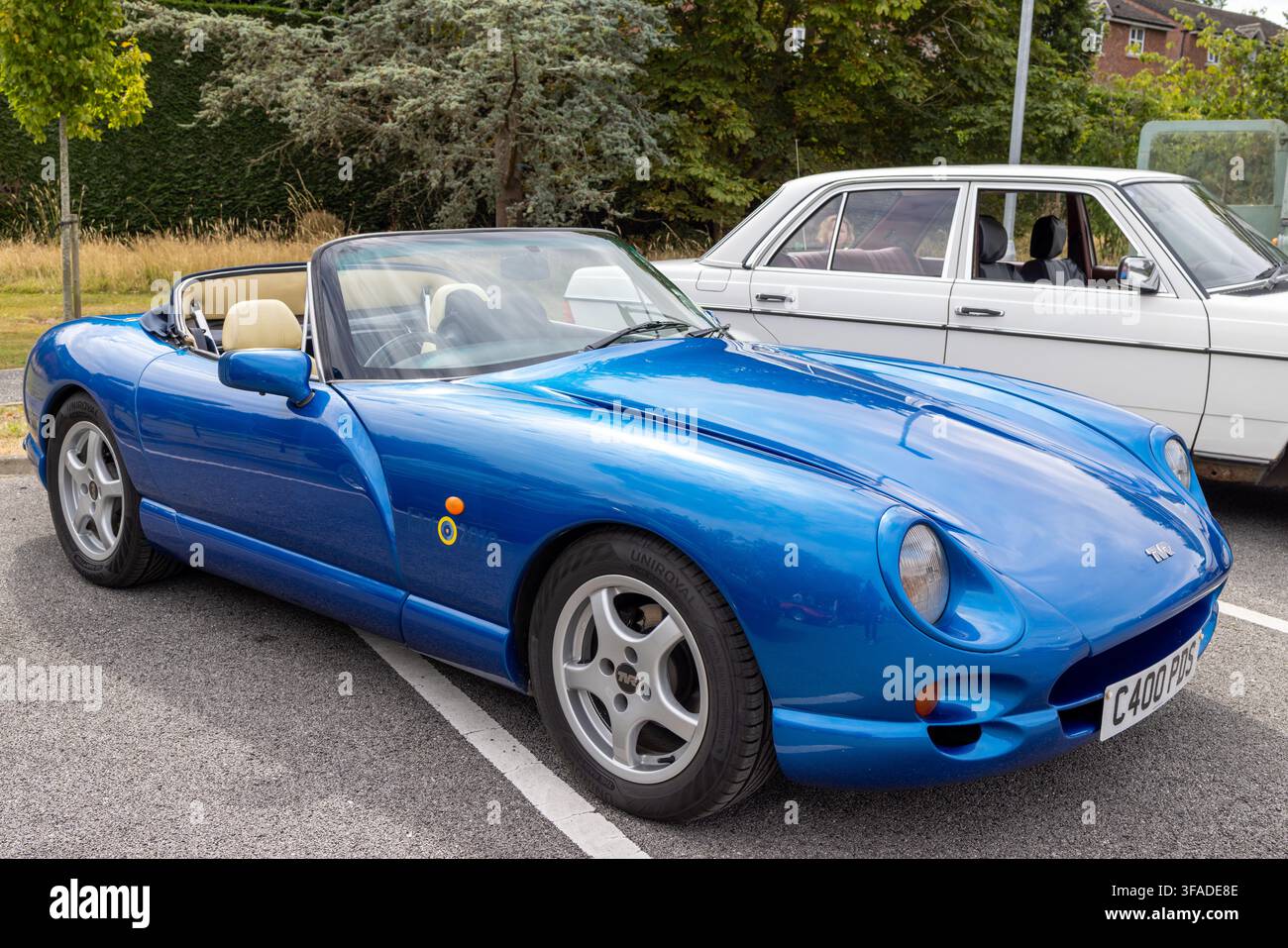 Harrogate, Yorkshire UK 17. August 2026: Blauer TVR Chimaera Cabrio Sportwagen mit cremefarbenem Innenraum und Alufelgen, der im Freien geparkt ist und sein Stockfoto