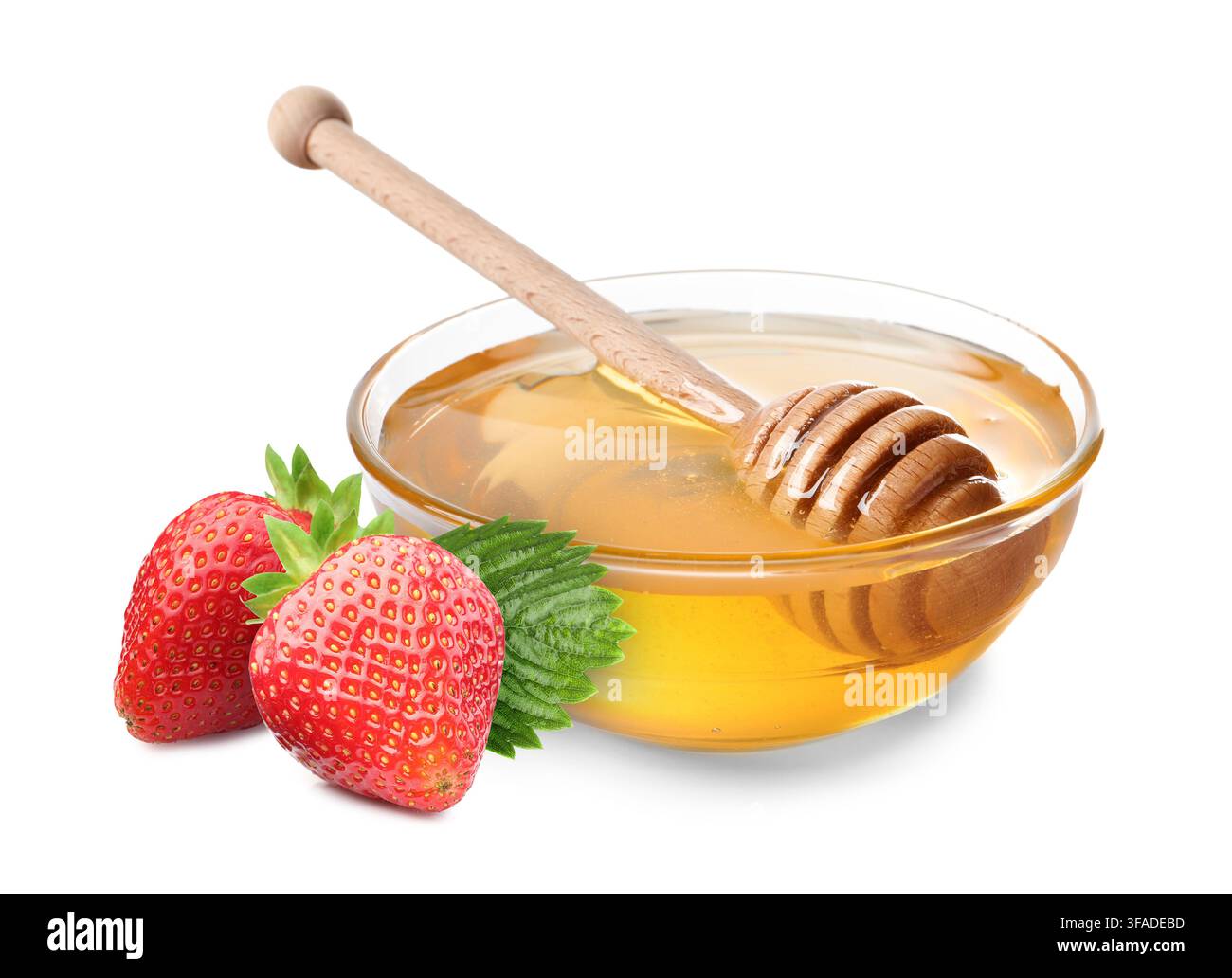 Süßer Honig in einer Glasschale und frische Erdbeeren isoliert auf Weiß Stockfoto