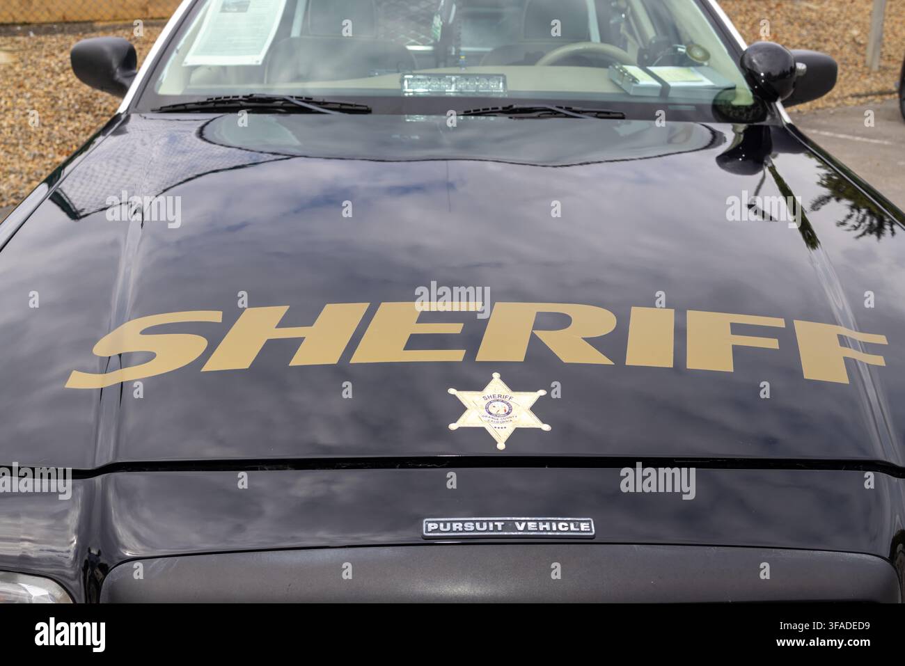 Harrogate, Yorkshire UK 17. August 2026: Schwarzes amerikanisches Sheriff-Fahrzeug mit großen goldenen SHERIFF-Buchstaben und Orange County Kalifornien schlecht Stockfoto