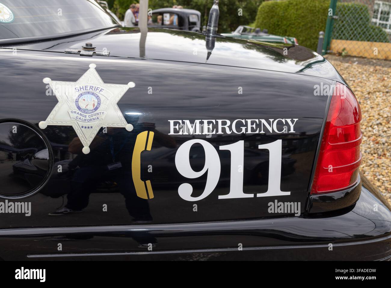 Harrogate, Yorkshire UK, 17. August 2026: Nahaufnahme eines schwarzen Streifenwagens des Sheriffs von Orange County, Kalifornien, mit dem goldenen Sheriff-Abzeichen und Notfall Stockfoto