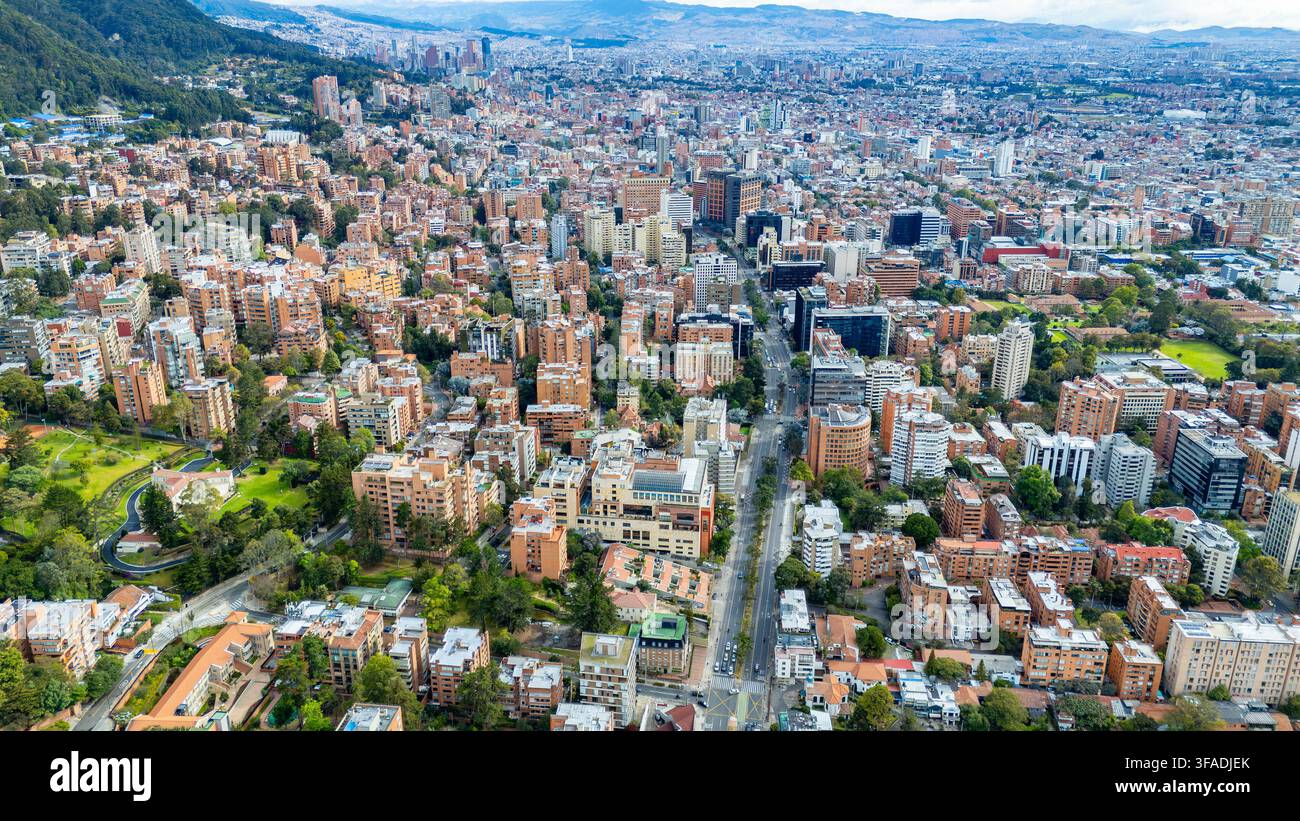 Luftperspektive zeigt dichte Wohngebiete und grüne Flächen inmitten der Stadt Skyline von Bogotá, Kolumbien. Stockfoto