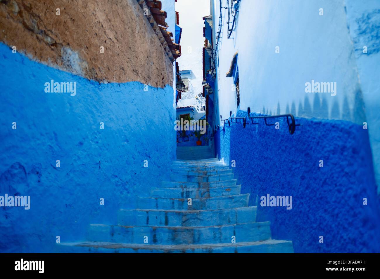 Blaue Treppe, die durch eine bemalte Gasse führt Stockfoto