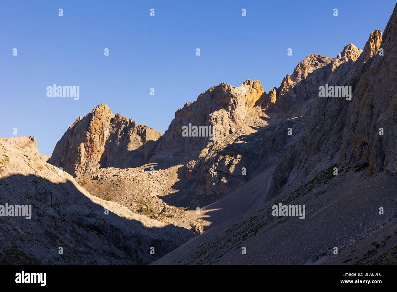 Felsige Landschaft in einem natürlichen Berggebiet an der Grenze von Kantabrien zu Kastilien und León Stockfoto