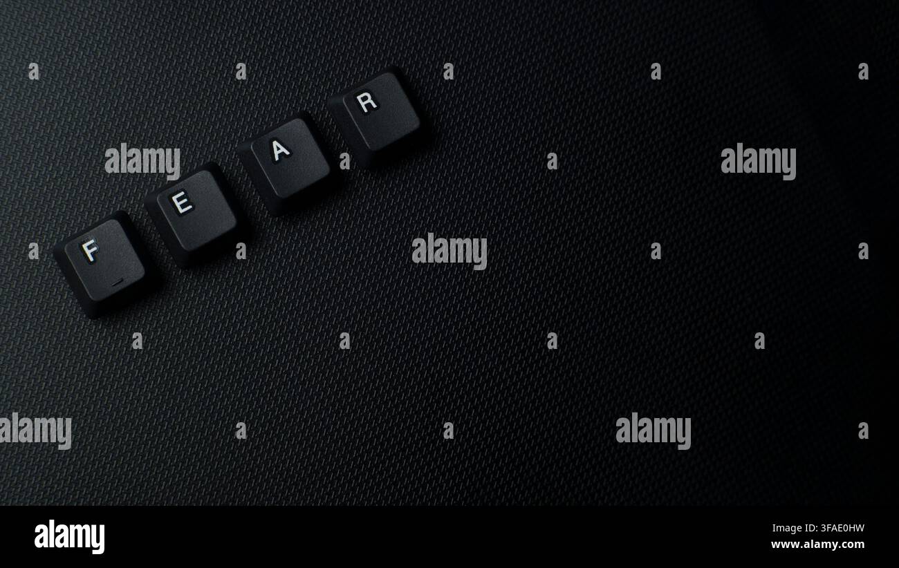 Angstwortkonzept auf einem minimalistischen schwarzen Hintergrund, das Angst, psychologischen Druck, Unsicherheit, Gefahr, emotionale Spannung und Risiko darstellt. Stockfoto