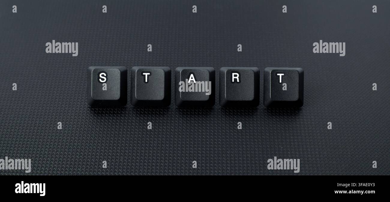 Start-Button-Konzept mit Tastenkappen auf dunklem Hintergrund, symbolisch für Anfang, Start, Aktion, Produktivität, Projektplanung und Gründung Stockfoto