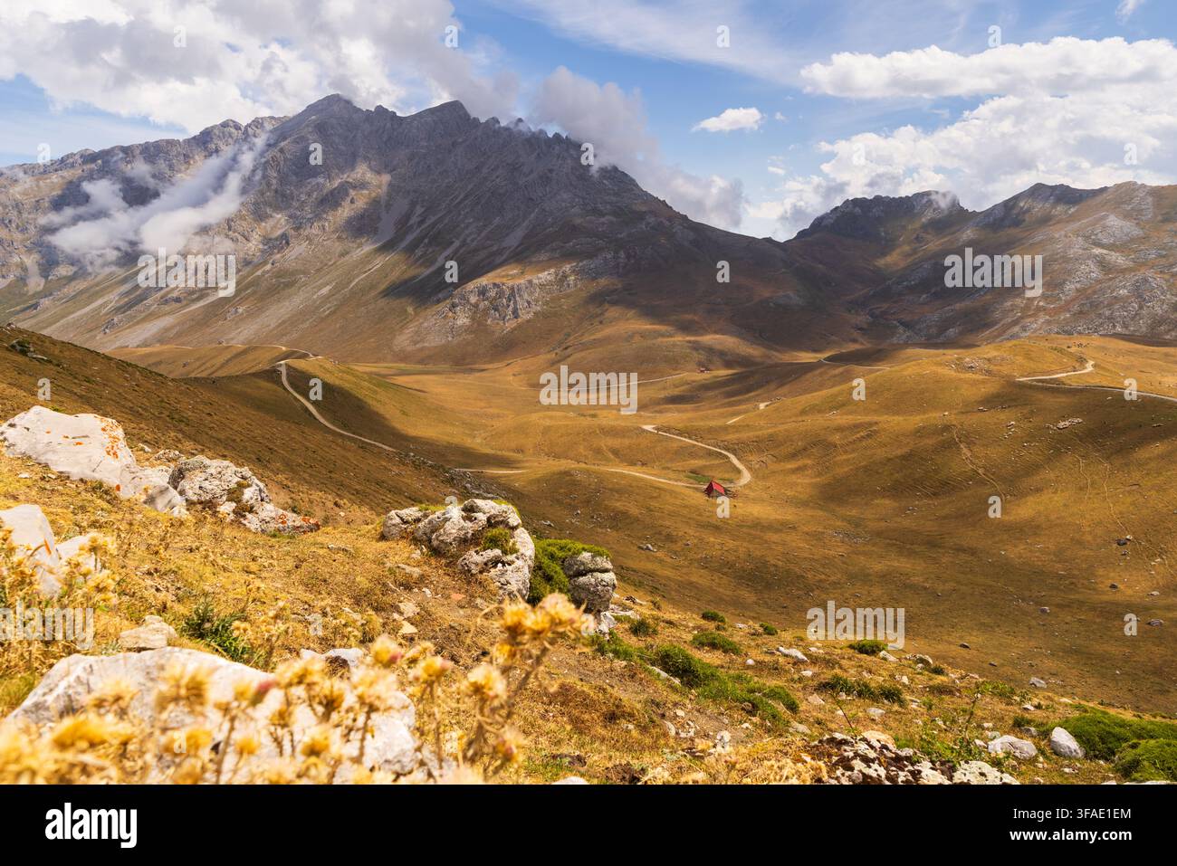 Felsige Landschaft in einem natürlichen Berggebiet an der Grenze von Kantabrien zu Kastilien und León Stockfoto