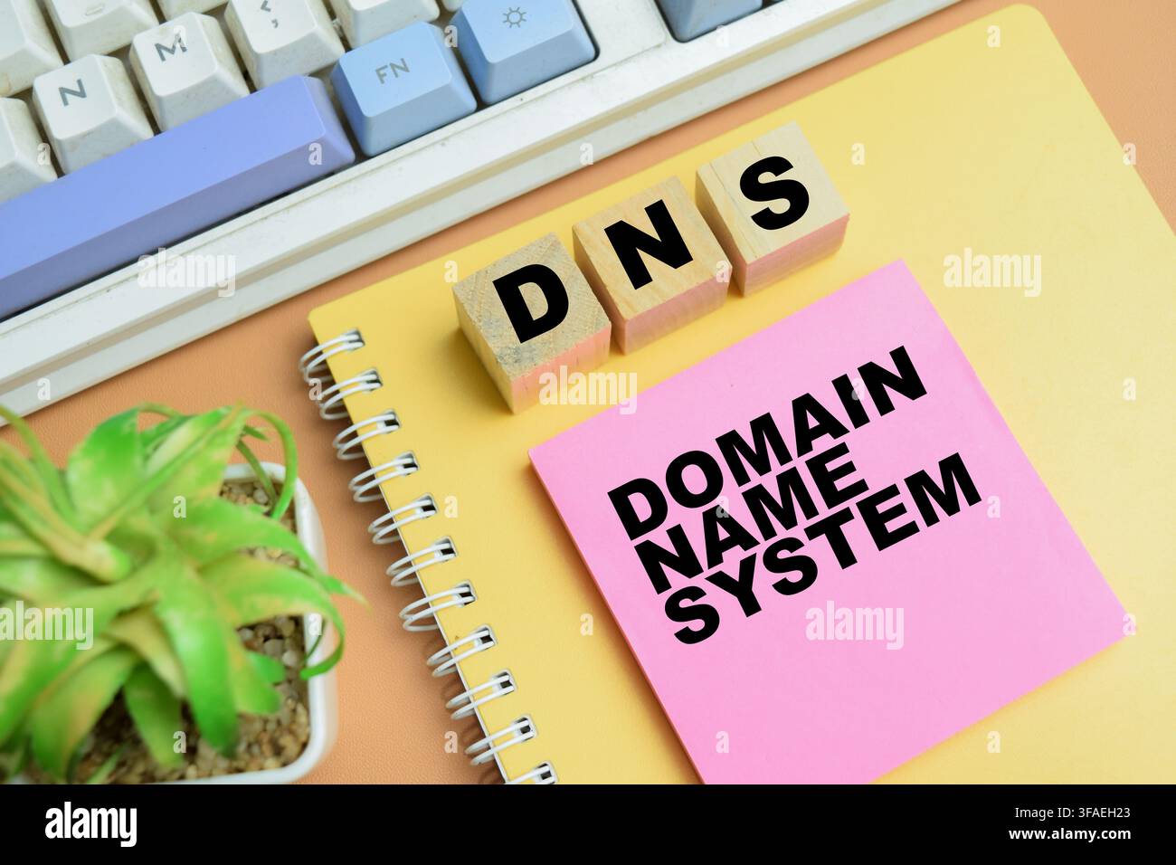 Konzept von DNS - Domain Name System steht auf Haftnotizen isoliert auf dem Tisch. Stockfoto