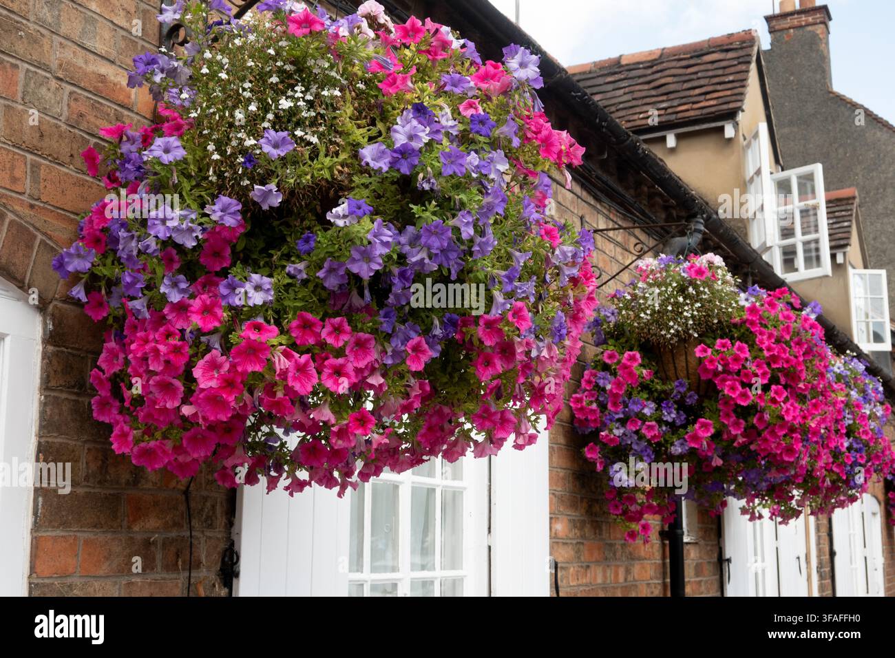 Hängekörbe in Waterside, Stratford-upon-Avon, Warwickshire, UK Stockfoto