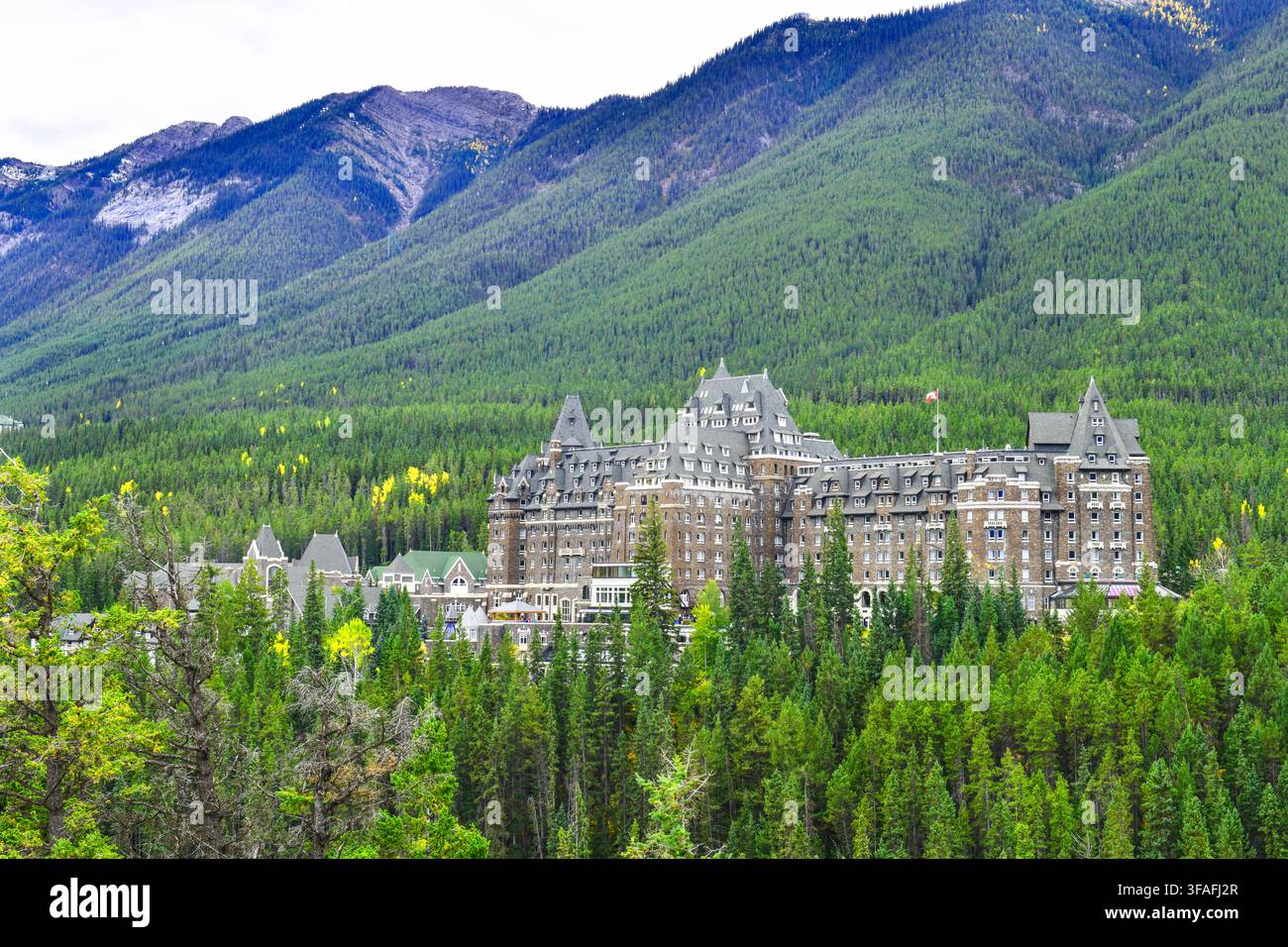Blick auf das luxuriöse Banff Fairmont Springs Hotel, ein historisches Wahrzeichen im Banff-Nationalpark, Alberta, Kanada. Stockfoto