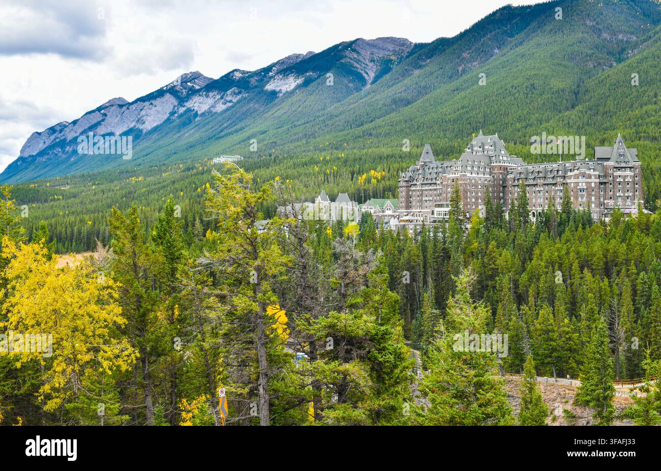 Blick auf das luxuriöse Banff Fairmont Springs Hotel, ein historisches Wahrzeichen im Banff-Nationalpark, Alberta, Kanada. Stockfoto