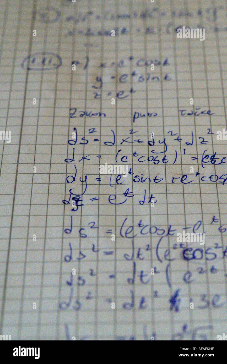 Eine extreme Makroaufnahme von handgeschriebenen Differentialgeometrie-Formeln für die Bogenlänge, in blauer Tinte auf Millpapier mit geringer Schärfentiefe geschrieben. Stockfoto