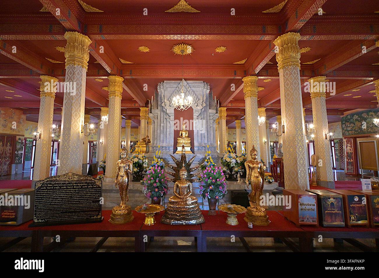 Das Innere des Pramahatart Chedi Pakdepragard im Wat Thang Sai zeichnet sich durch einen symmetrischen, kreuzförmigen Grundriss aus, der klassische Rattanakosin-Architektur vereint Stockfoto