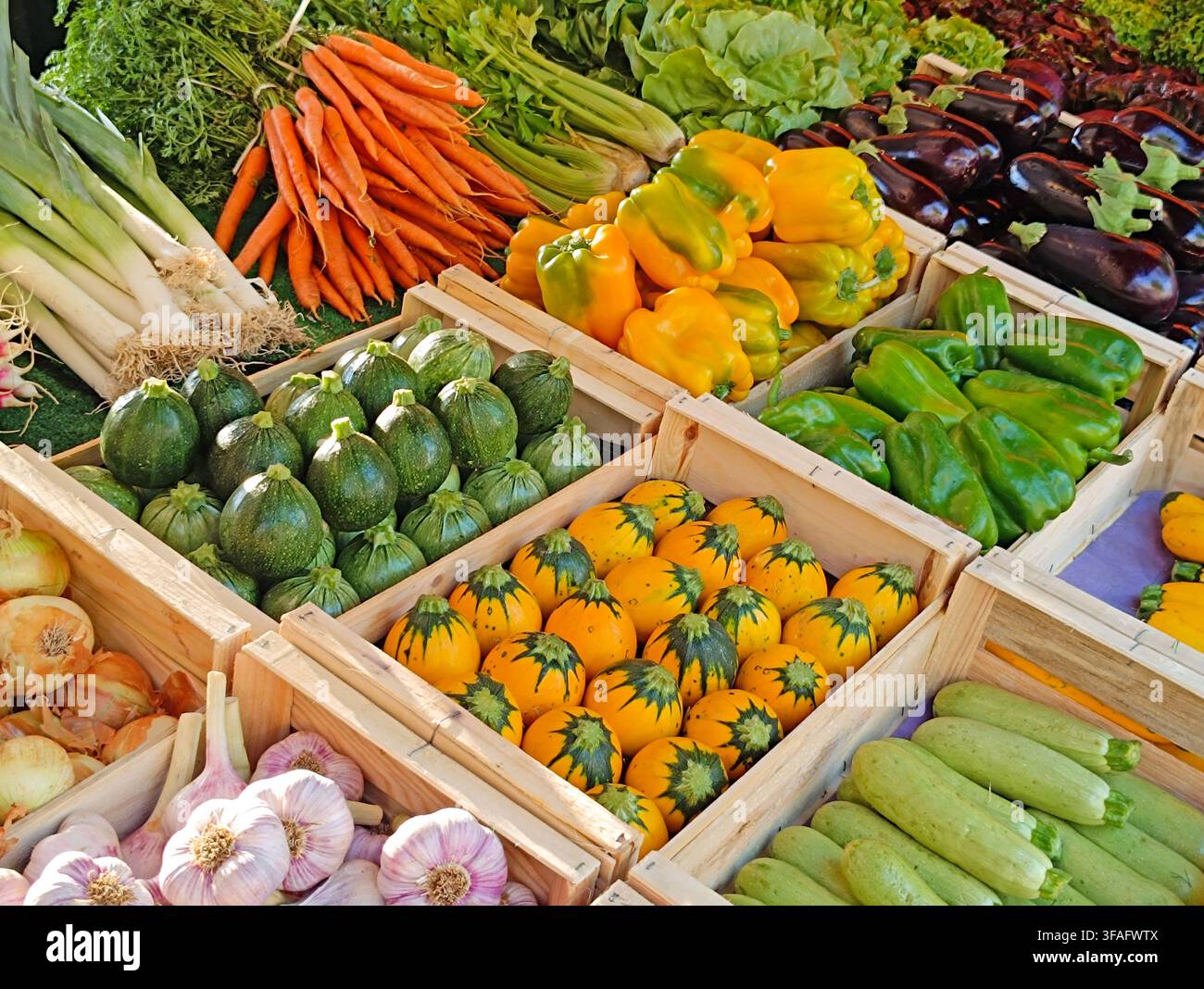 Bunte frische Gemüsestände auf einem Sommermarkt Stockfoto
