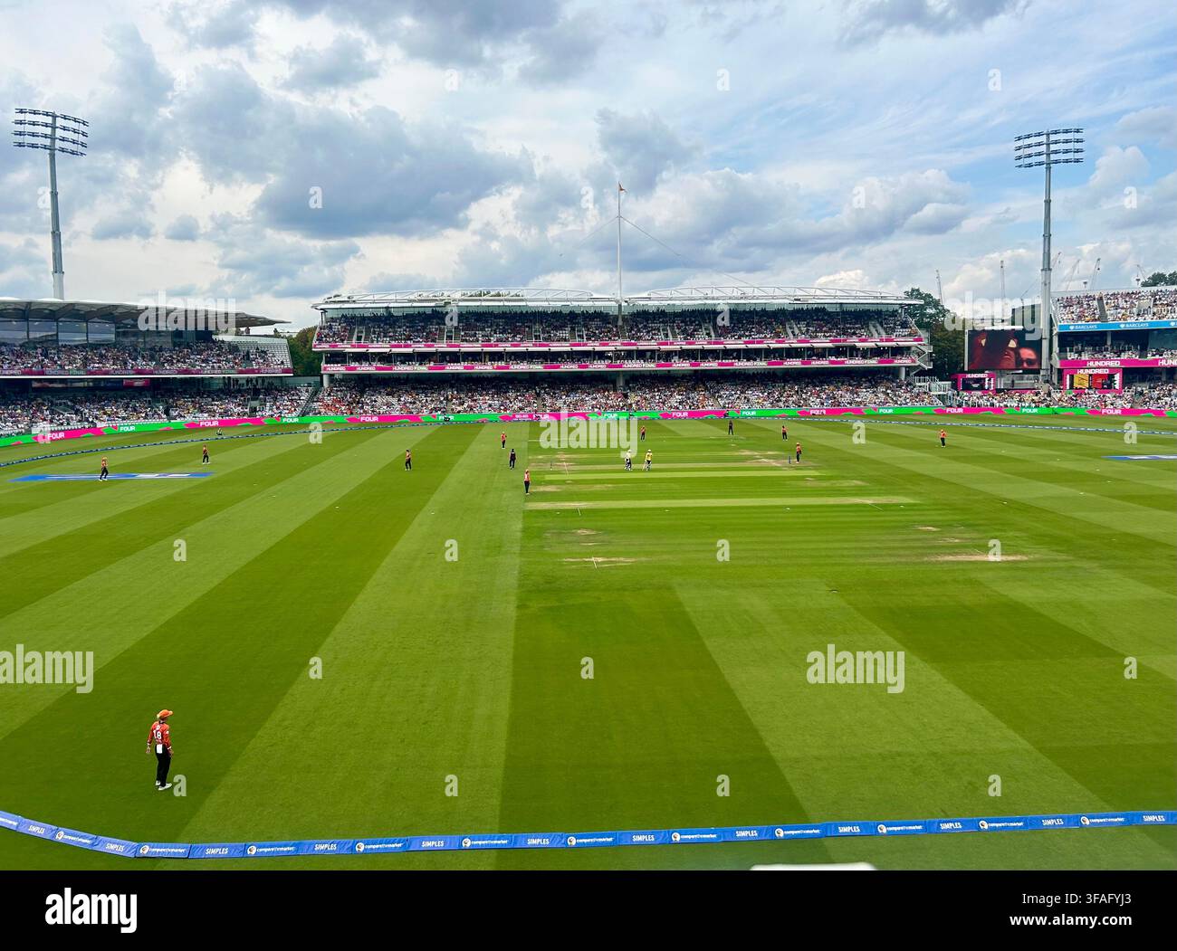 Das Hundred-Cricket-Finale im Lord's in St John's Wood, London, UK - Smartphone-aufgenommenes Stockfoto