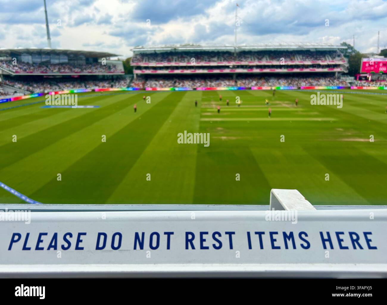 Das Hundred-Cricket-Finale im Lord's in St John's Wood, London, UK - Smartphone-aufgenommenes Stockfoto