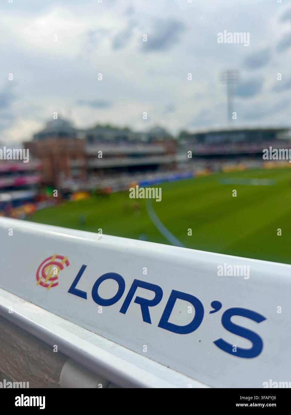 Das Hundred-Cricket-Finale im Lord's in St John's Wood, London, UK - Smartphone-aufgenommenes Stockfoto