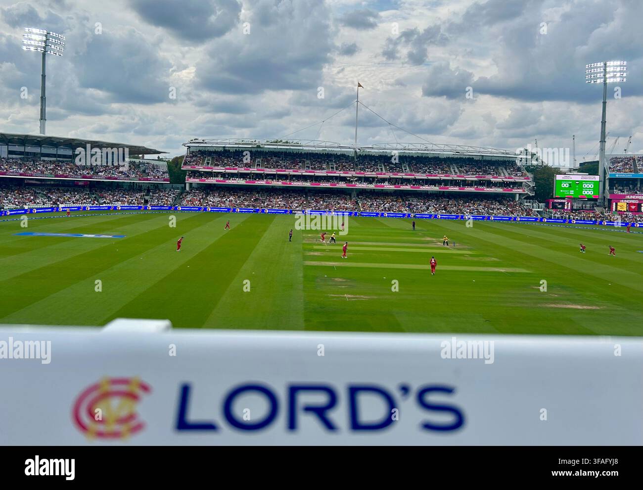 Das Hundred-Cricket-Finale im Lord's in St John's Wood, London, UK - Smartphone-aufgenommenes Stockfoto