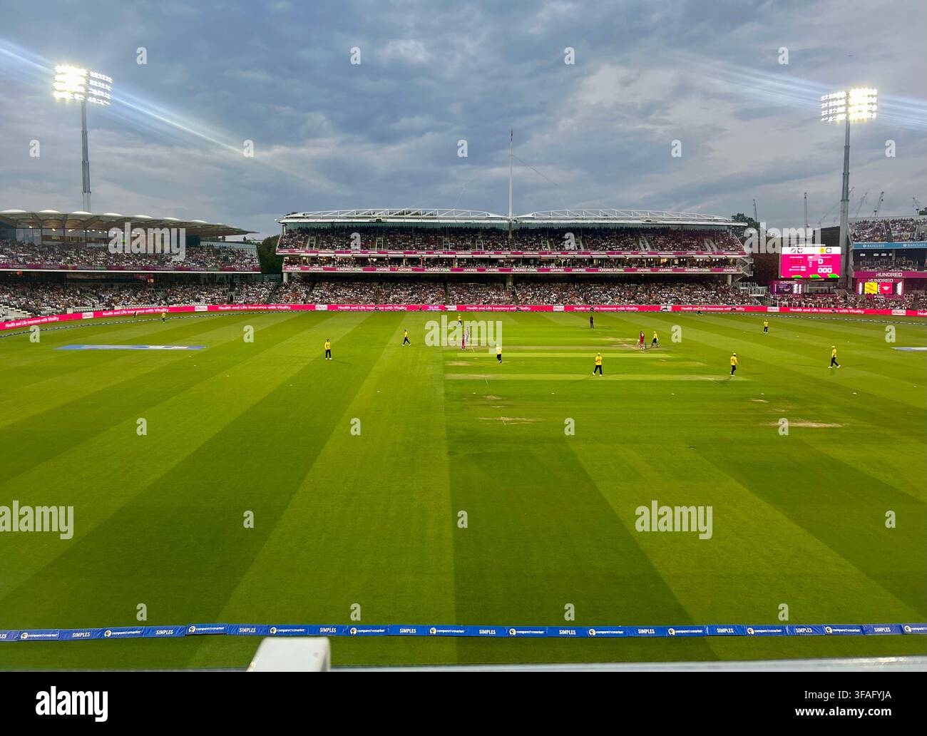 Das Hundred-Cricket-Finale im Lord's in St John's Wood, London, UK - Smartphone-aufgenommenes Stockfoto