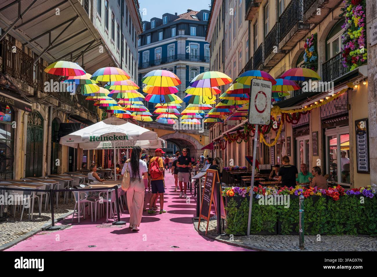 Restaurants in der Rua Nova do Carvalho, einer kleinen Fußgängerstraße, die besser bekannt ist als „Pink Street“ im Stadtteil Cais do Sodré von Lissabon in Portugal, Europa Stockfoto