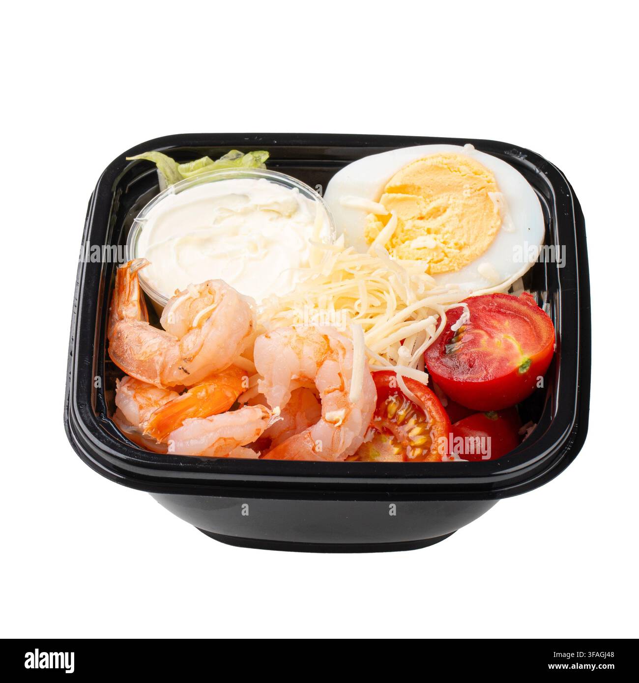 Caesar-Salat mit Garnelen und Soßenbox isoliert Stockfoto