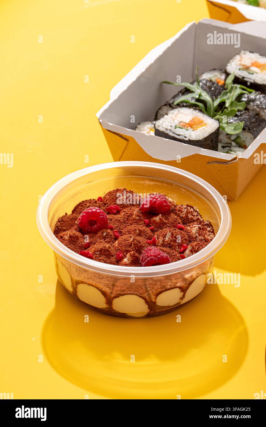Tiramisu-Dessert mit Himbeeren in einer Plastikkugel Stockfoto