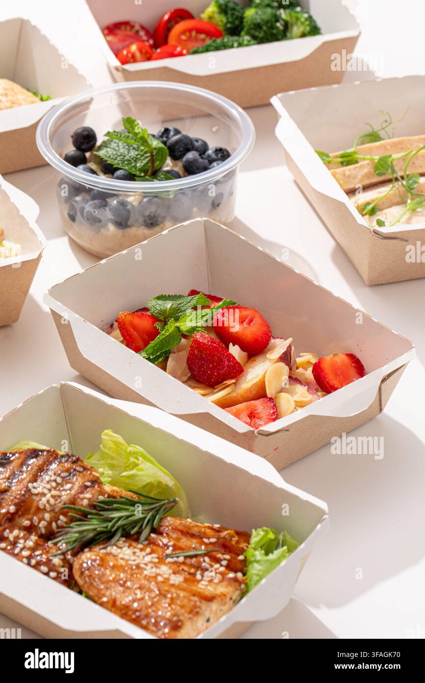 Gesunde Essenslieferboxen mit gegrilltem Fleisch Stockfoto