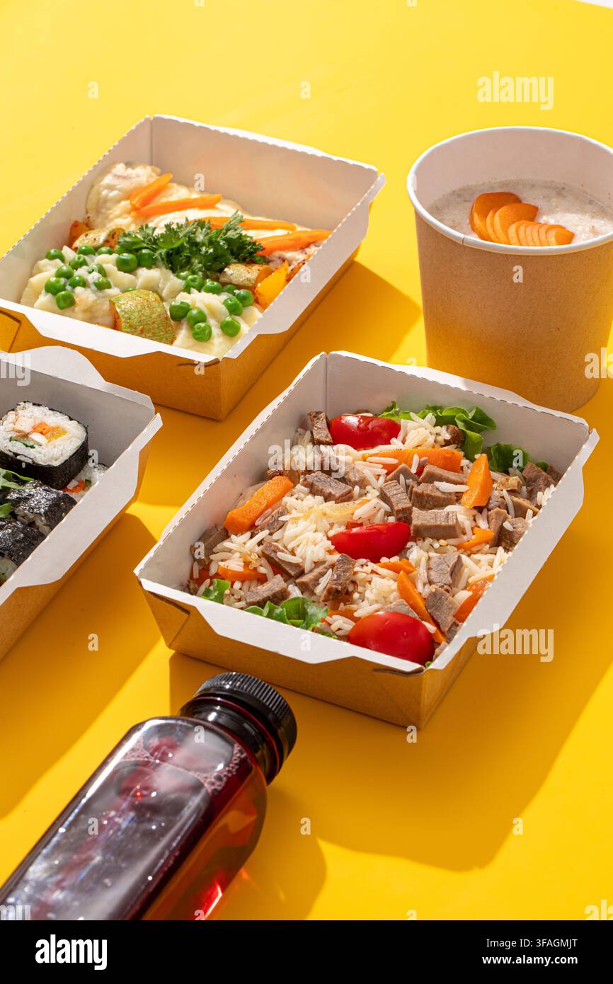Gesunde Essenslieferboxen auf gelbem Tisch Stockfoto