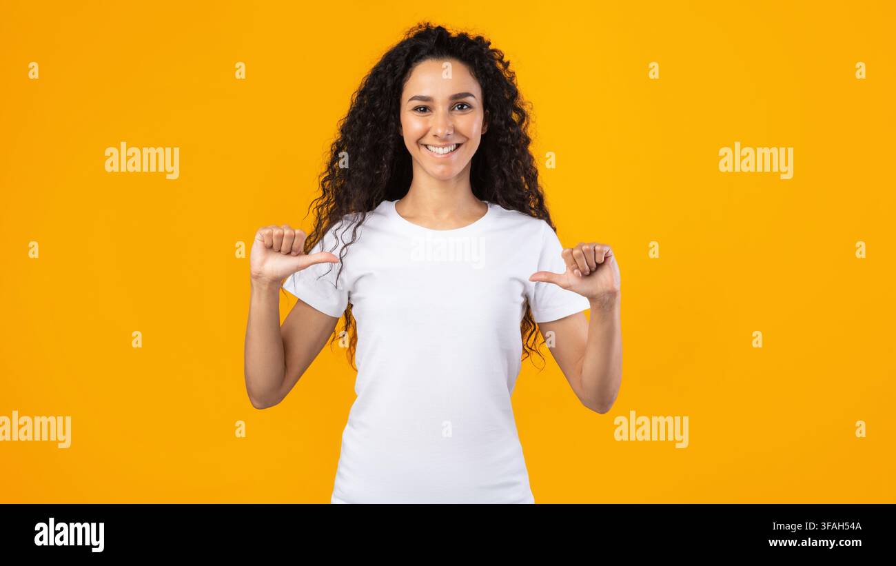 Happy Lady Zeigt Thumbs Auf Sich Selbst Posiert Auf Gelbem Hintergrund Stockfoto